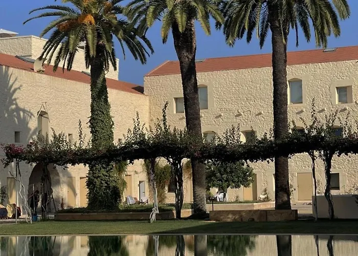 Сasa de vacaciones Rustic House With 2 Pools In A Monastery *